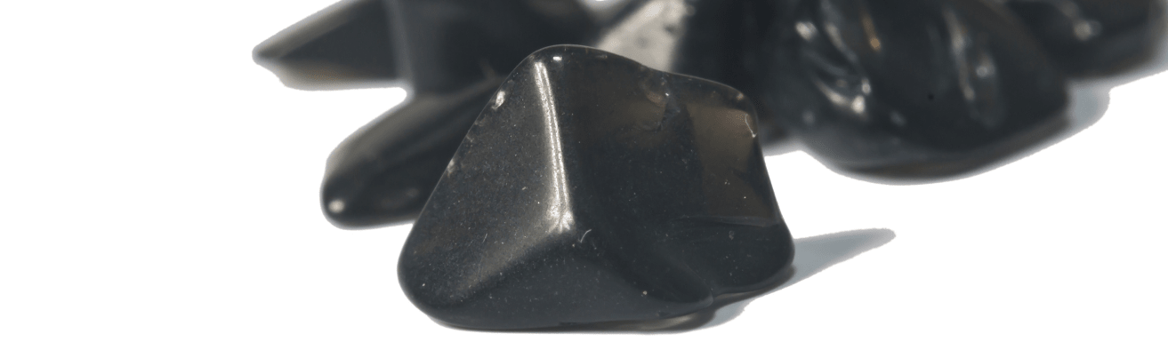 🖤 Obsidienne : Vertus, Utilisation, Purification et Lien Astrologique - Vibrasens Naturopathie