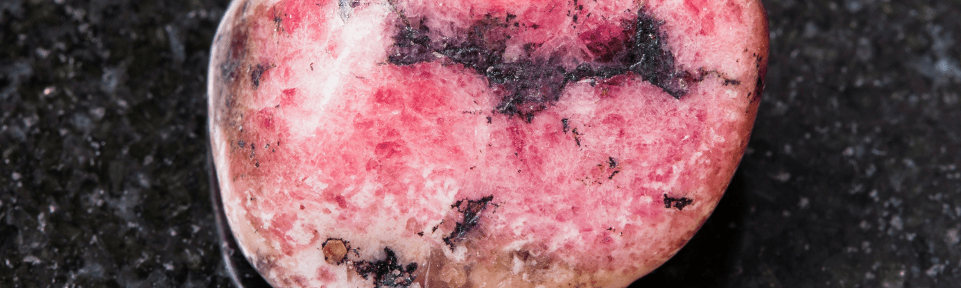 🌸 Rhodonite : Vertus, Utilisation, Purification et Lien Astrologique - Vibrasens Naturopathie