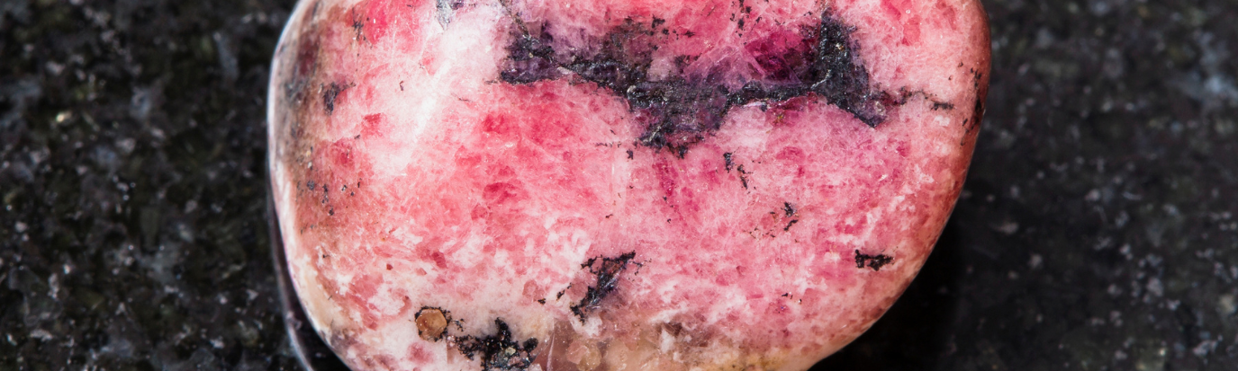 🌸 Rhodonite : Vertus, Utilisation, Purification et Lien Astrologique