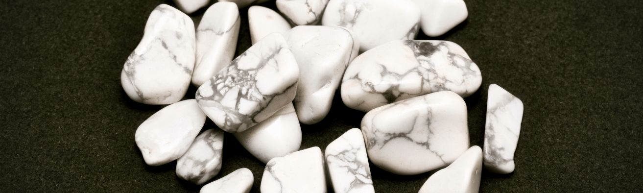 🤍 Howlite : Vertus, Utilisation, Purification et Lien Astrologique - Vibrasens Naturopathie