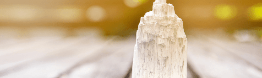 Sélénite : la pierre du calme et de la purification - Vibrasens Naturopathie