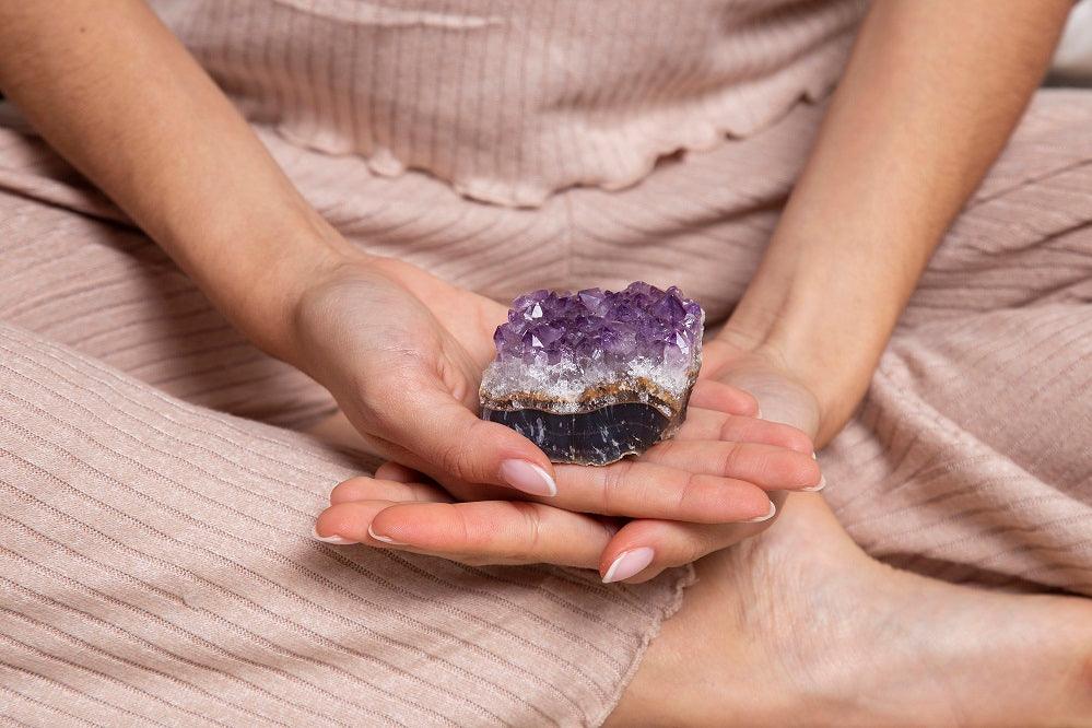 Améthyste et howlite : l'alliance de l'apaisement mental - Vibrasens Naturopathie