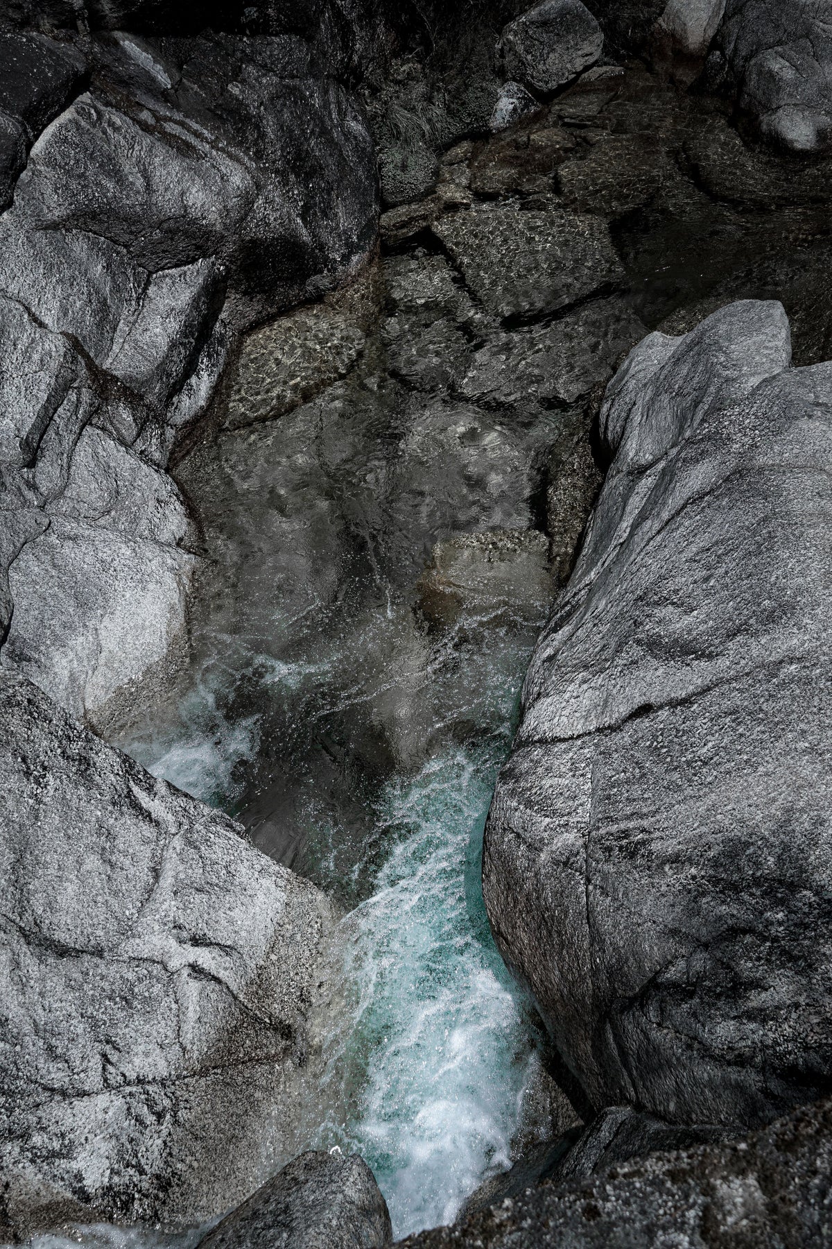 Eau de source courant sur des roches, fleur de Bach Rock Water Image