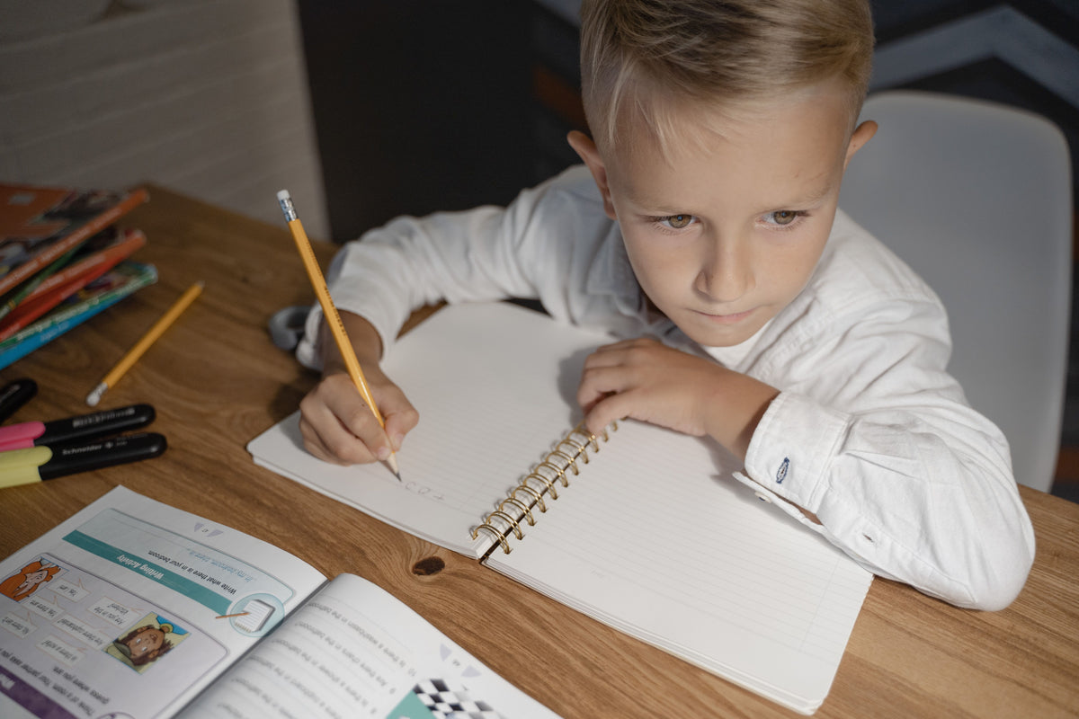 Enfant et parent devant un cahier de devoirs le soir, TDAH Image