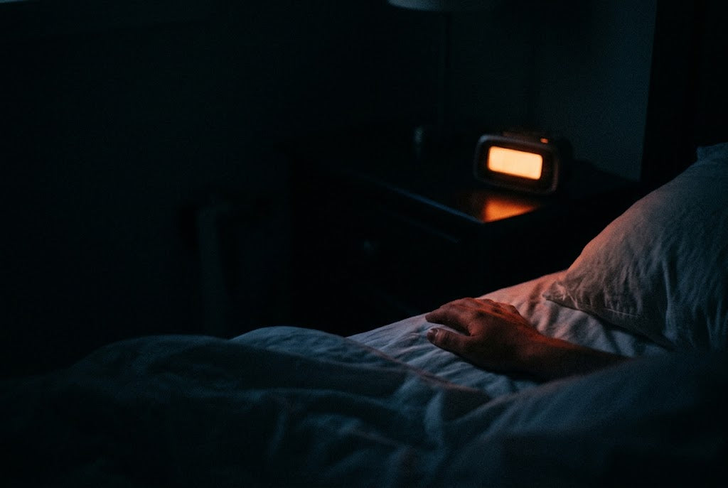 Réveil de chevet dans le noir indiquant 3 h du matin